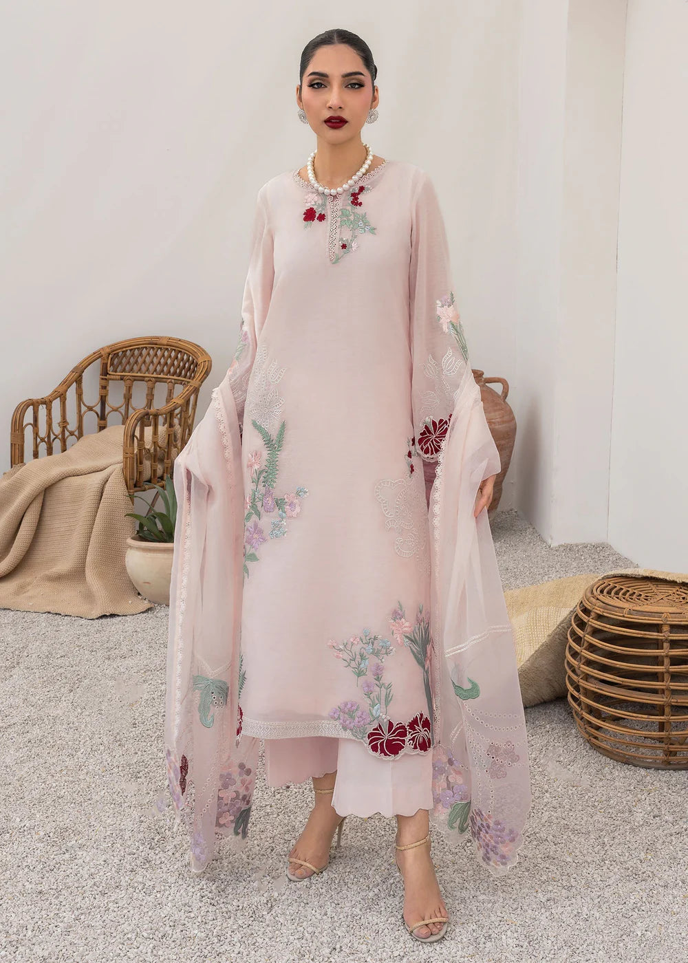 Saira Shakira | Rosea Casual Pret 25 | Petaline