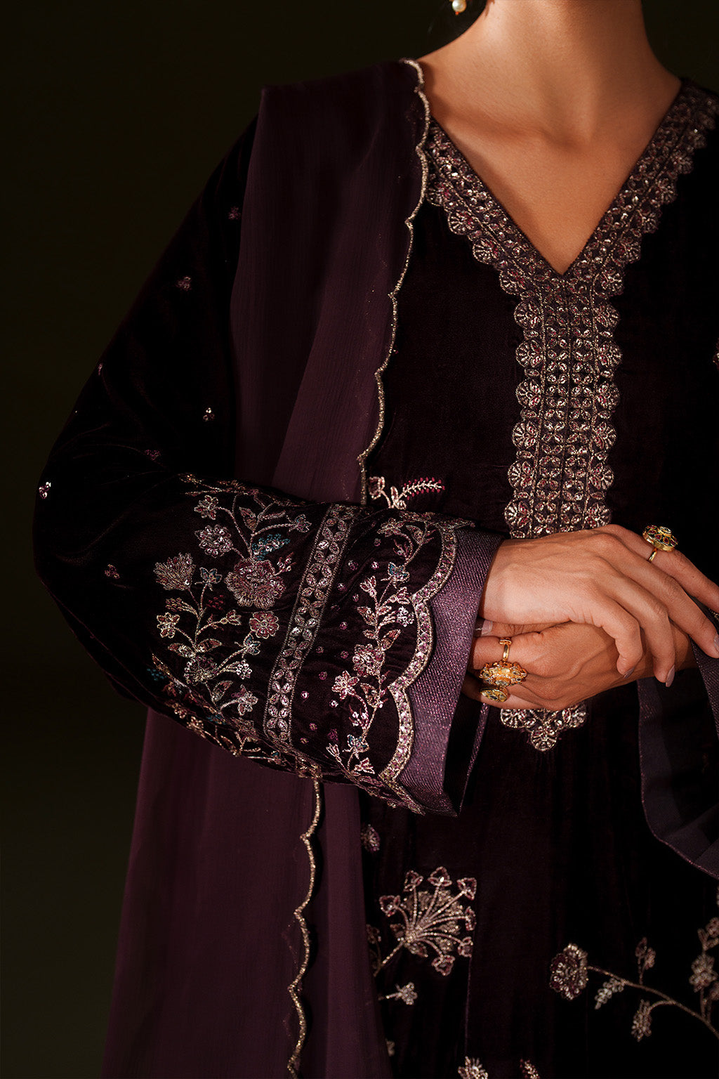 Iznik | Velvet 25 | IV-70 Embroidered Velvet