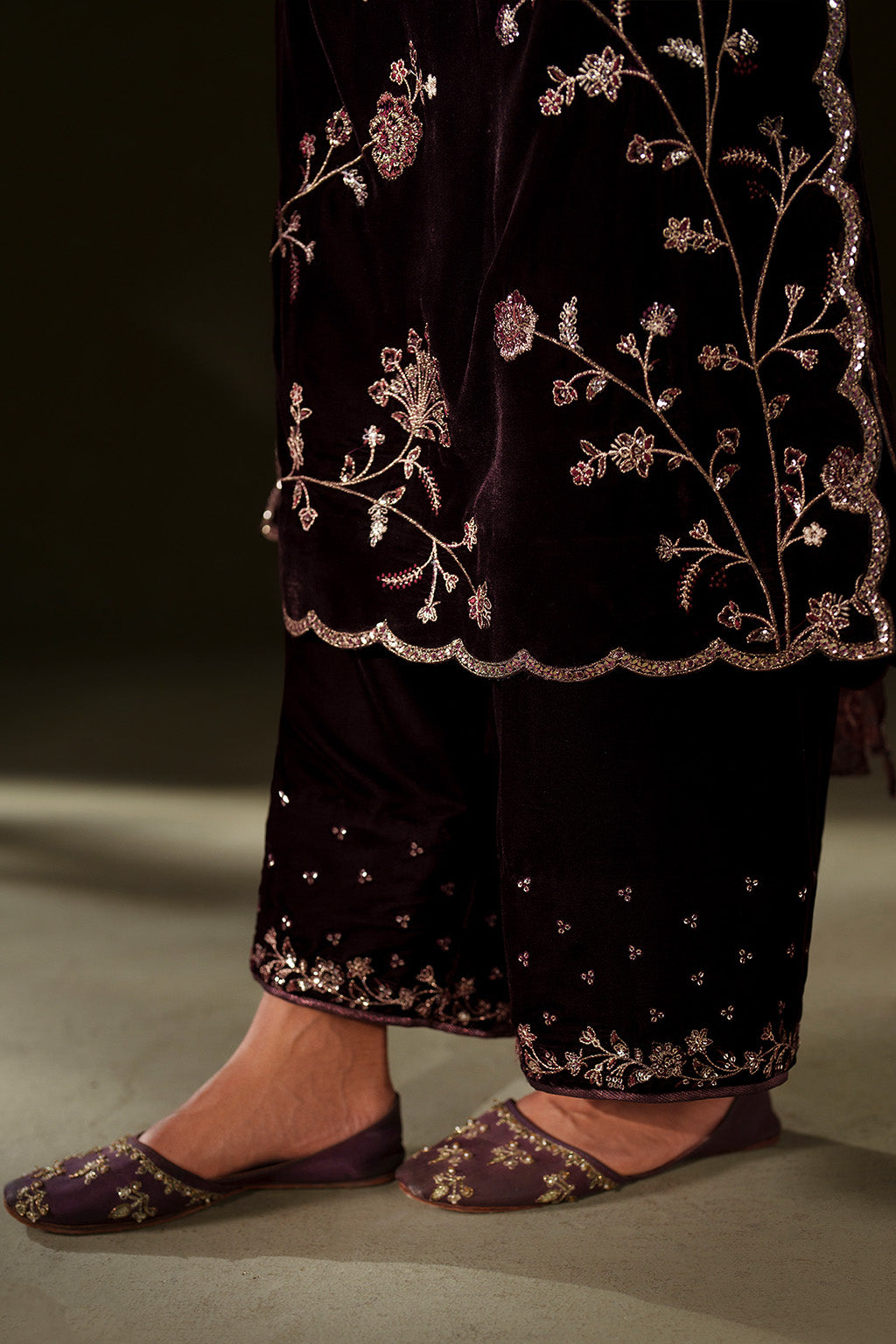 Iznik | Velvet 25 | IV-70 Embroidered Velvet