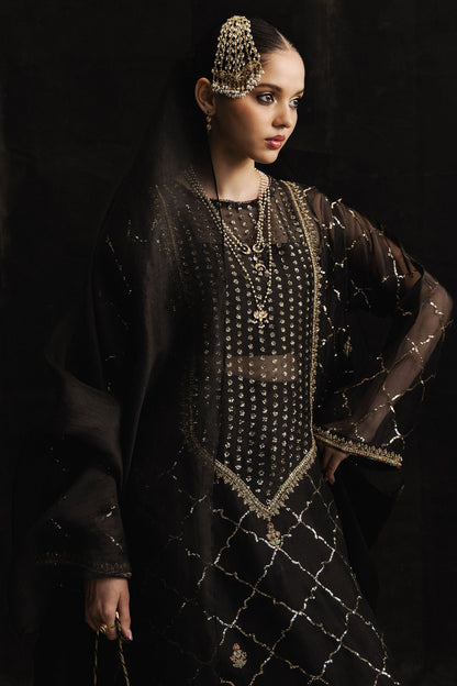 Zara Shahjahan | Studio Portraits | Kubra