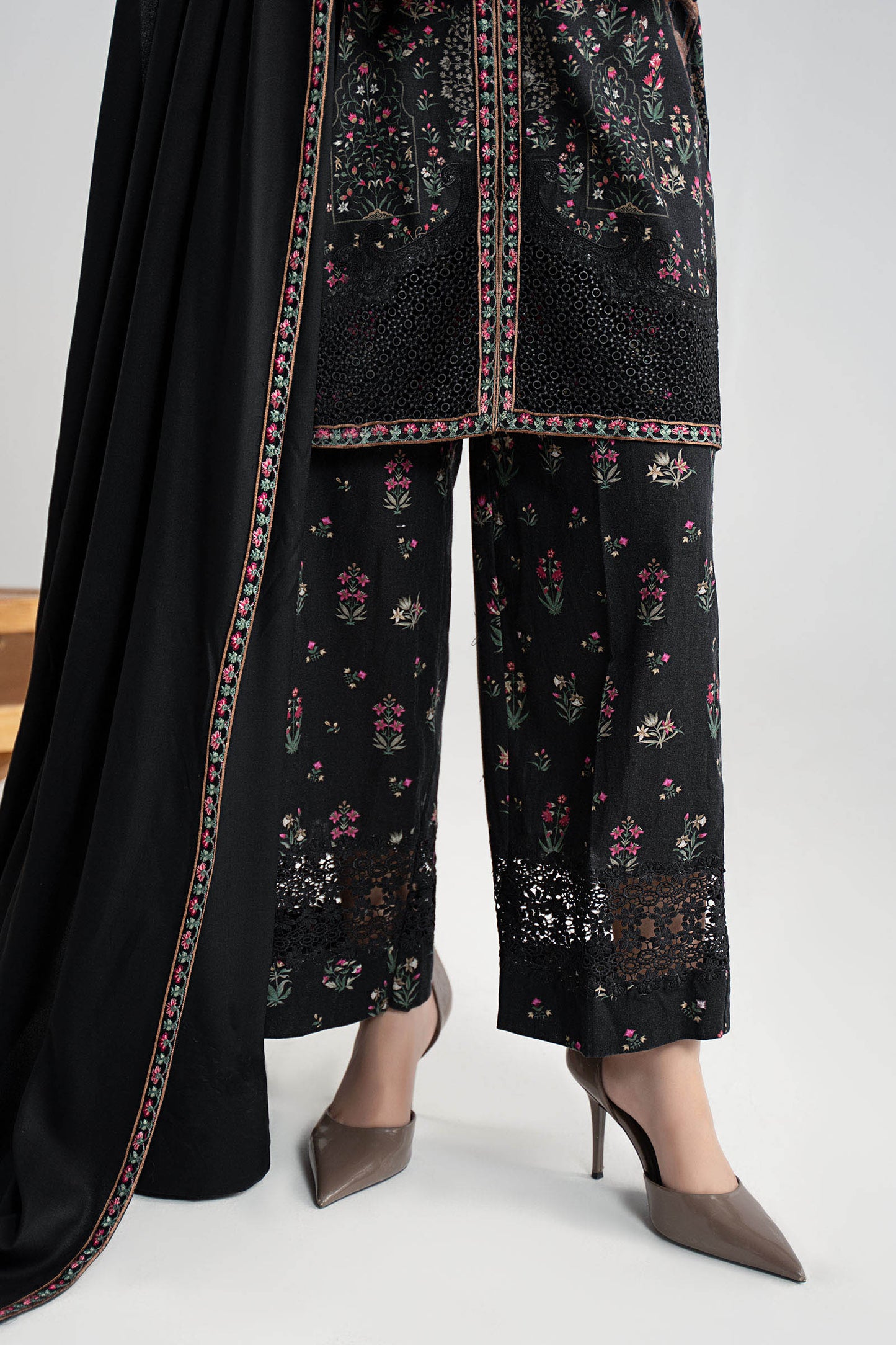 Maria B | Luxury Winter Pret 25 | DW-W25-35-Black