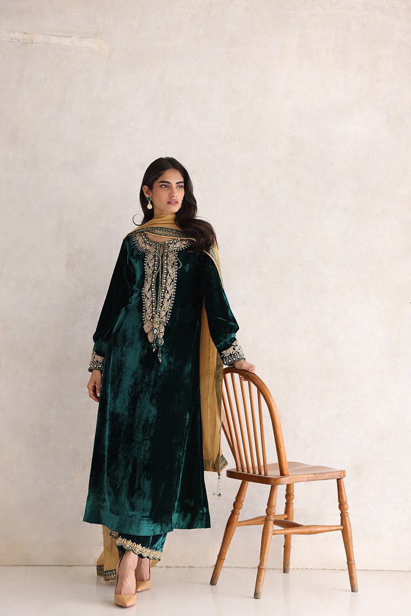 Sana Abbas | Velvet Formals | ESRA - House Of Anaya