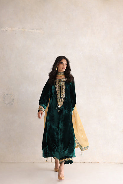 Sana Abbas | Velvet Formals | ESRA - House Of Anaya