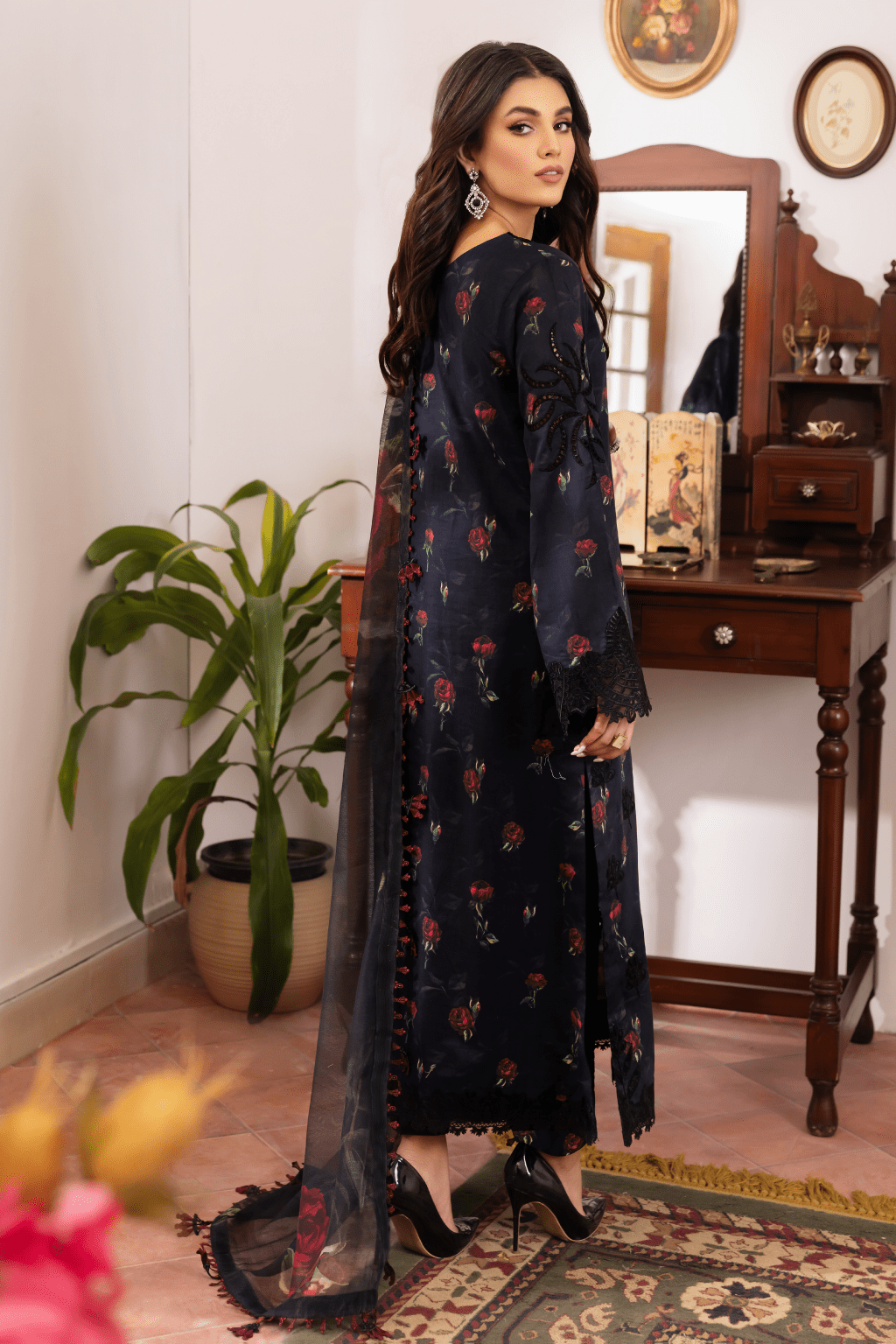 IZNIK Dastaan Premium Embroidered Lawn 3Pc Suit IDL-04 DIMAH