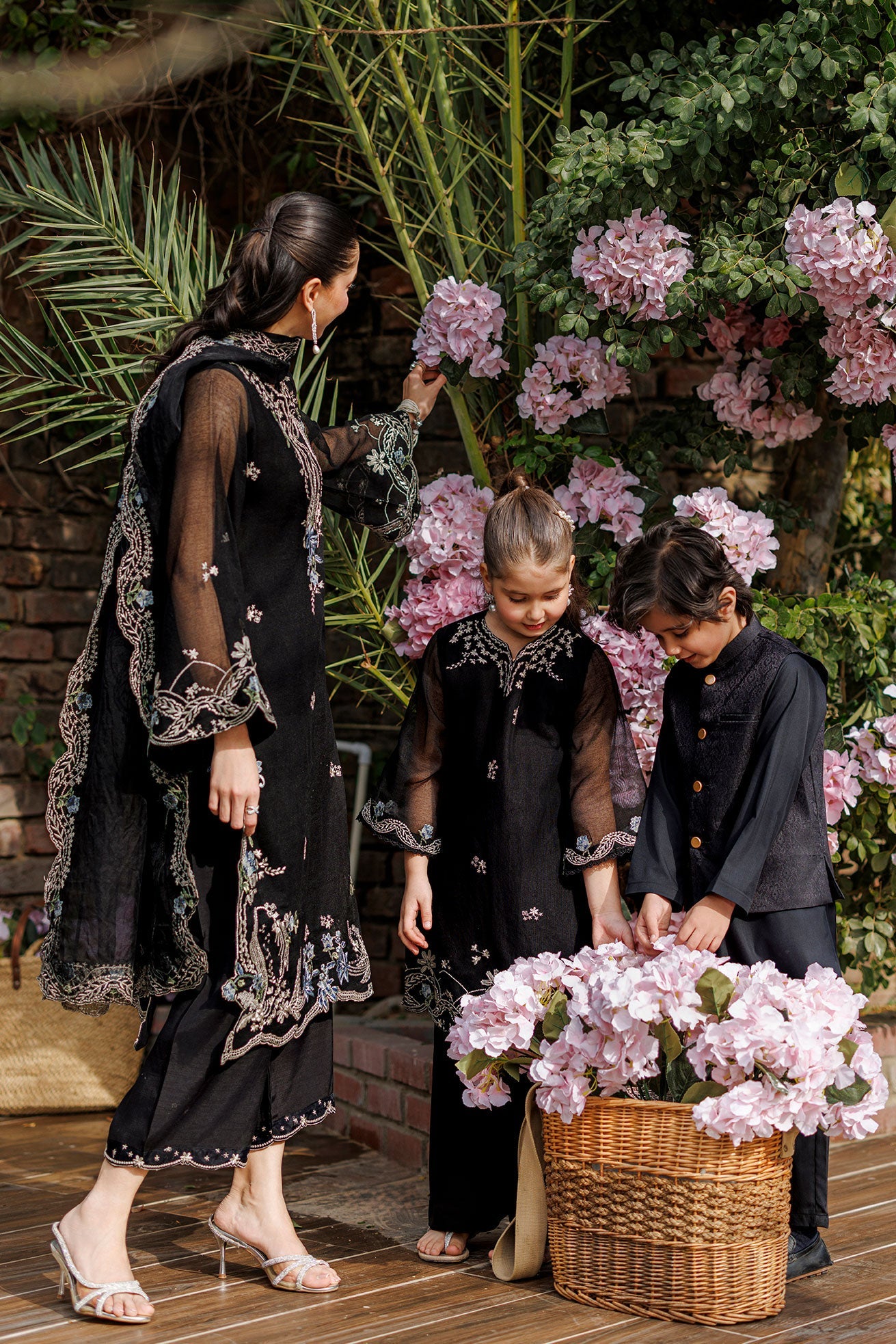 Dhanak | Signature Pret | BLACK 2PCS EMBROIDERED KURTA WITH TROUSER