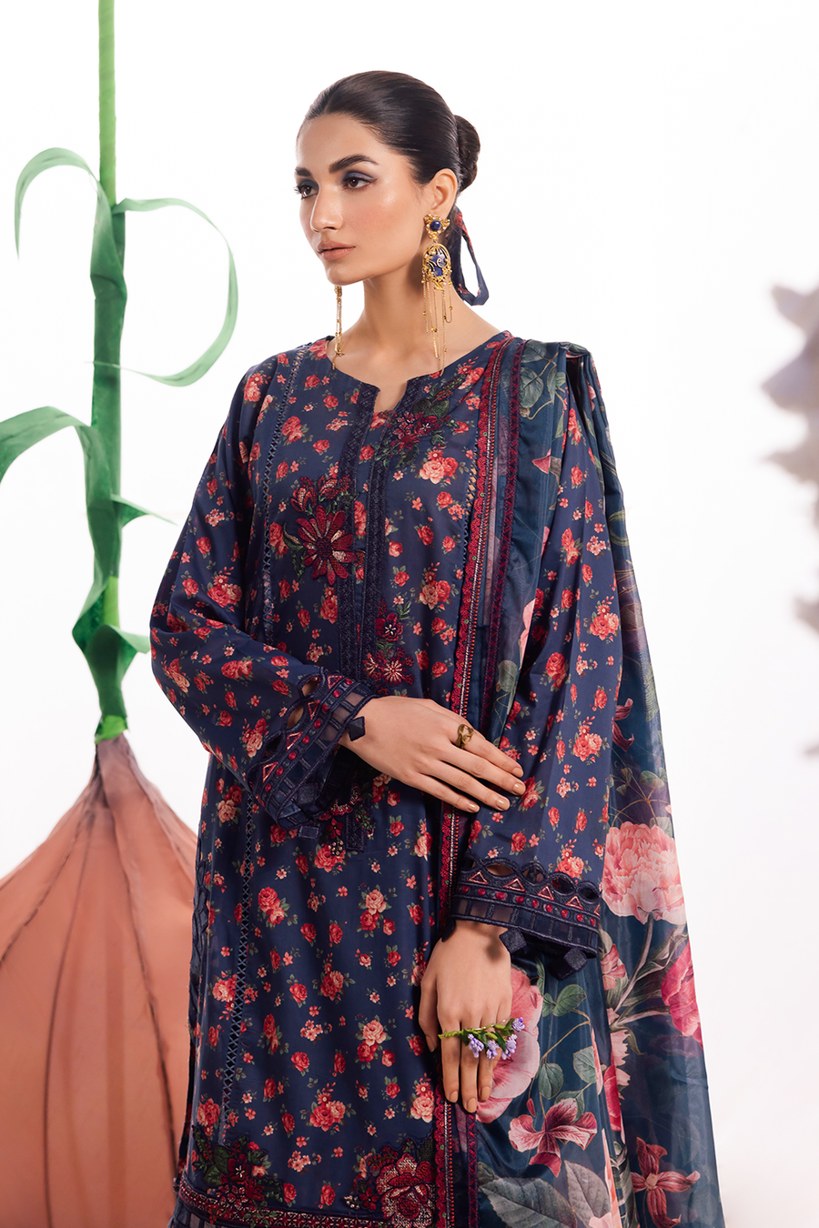 Iznik | Dahlia Embroidered Lawn | DL-07 - House Of Anaya
