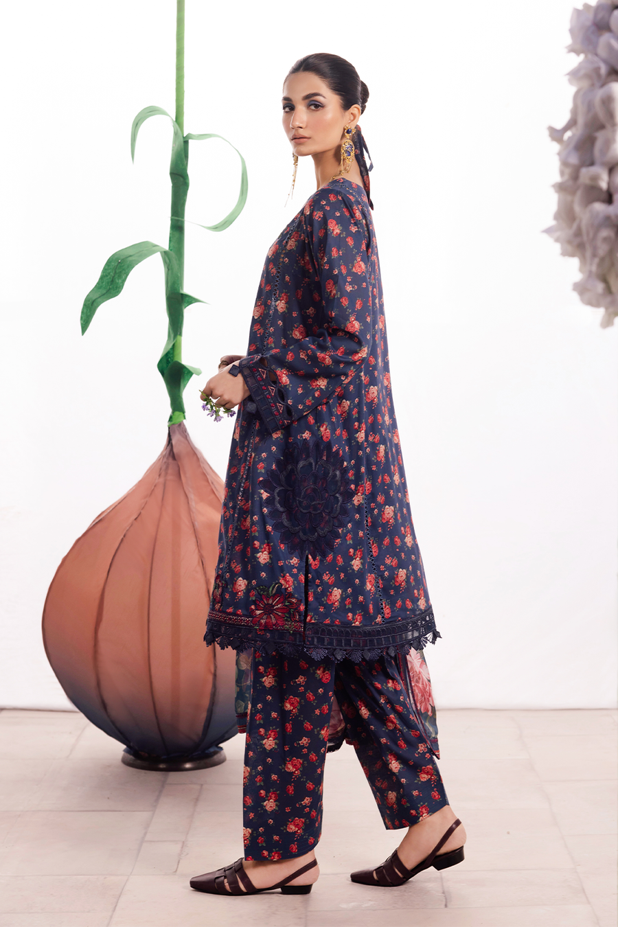 Iznik | Dahlia Embroidered Lawn | DL-07 - House Of Anaya