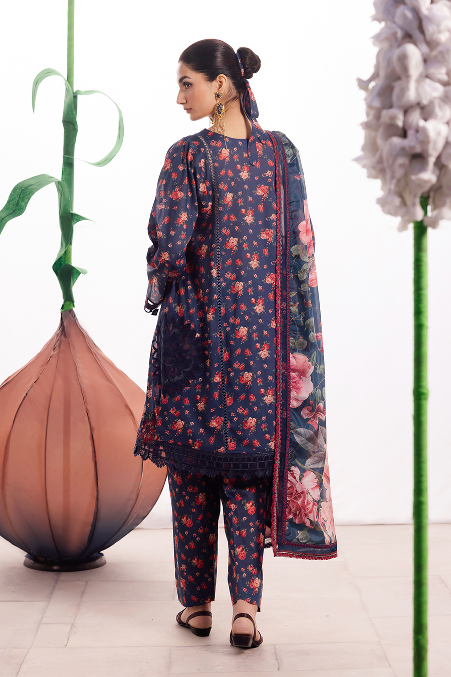 Iznik | Dahlia Embroidered Lawn | DL-07 - House Of Anaya