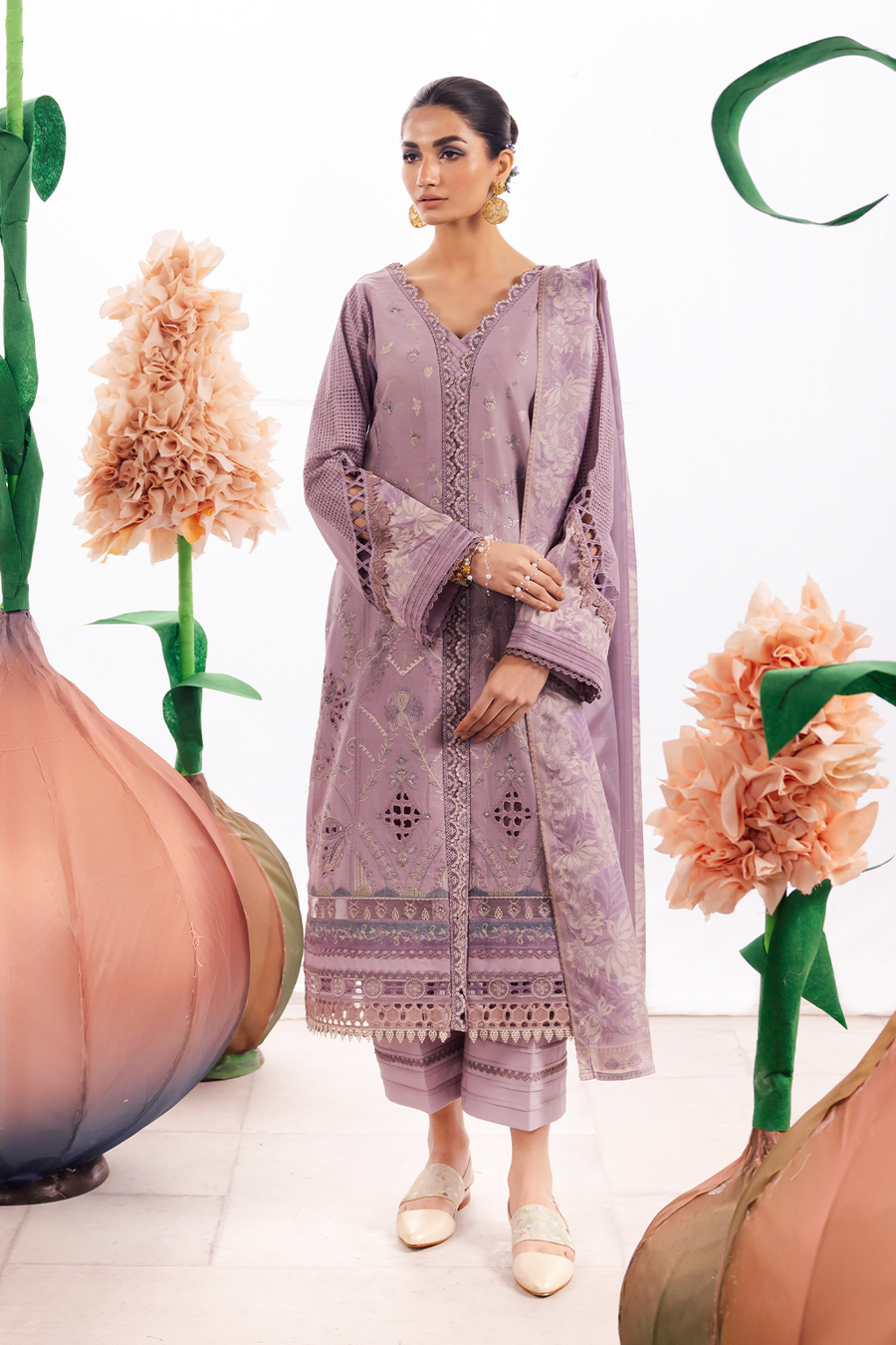 Iznik | Dahlia Embroidered Lawn | DL-04 - House Of Anaya